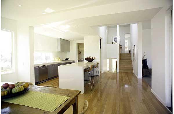 Кухня в современном стиле в многоуровневом доме