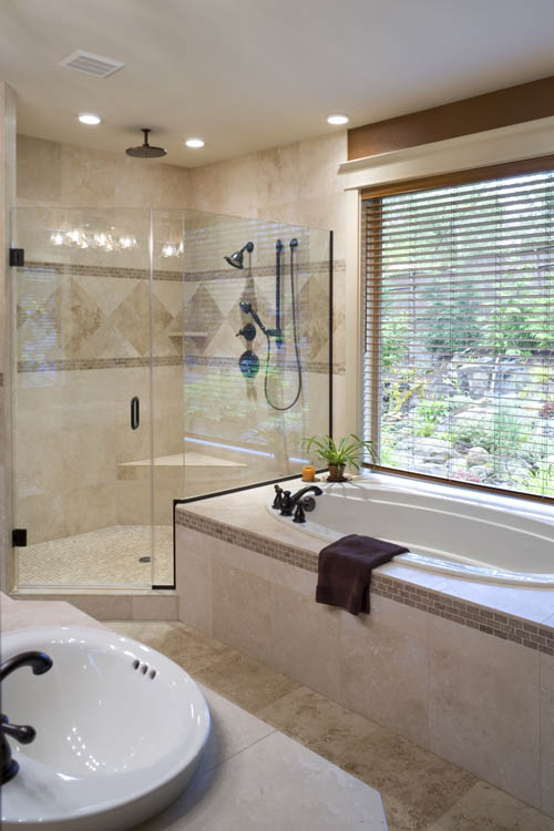 Ванная комната с ванной под окном и большим угловым душем