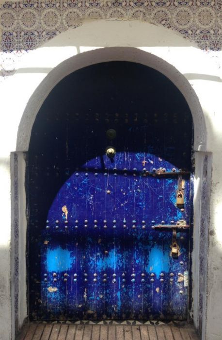 Синяя входная дверь с металлическими заклепками