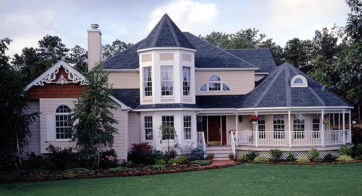 Дом с октагоном и верандой под октагональной крышей
