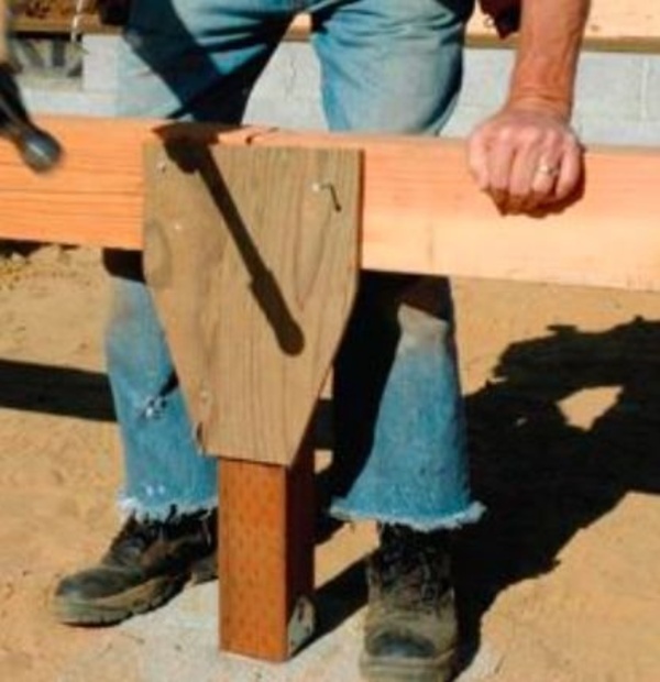 Косынка из фанеры скрепляет деревянную балку и колонну