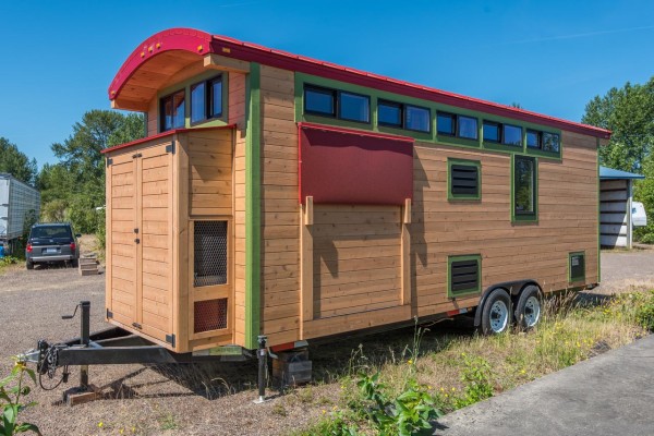 Вход в раздвижной дом на колесах.