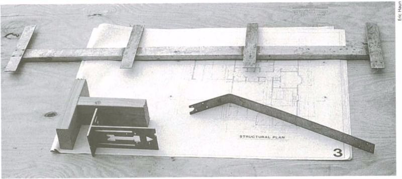Профессиональные плотники изобрели несколько специализированных инструментов, таких как: разметочня линейка (сверху), маркер углов и каналов (слева) и маркер отверстий для болтов (справа)