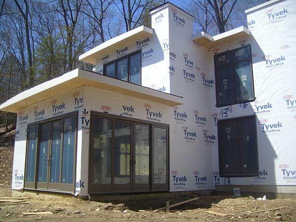 Построенный дом покрыт пока гидроизоляцией Tyvek TD-44038-2-2