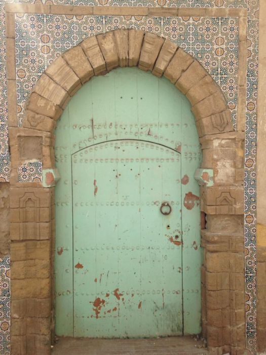 Салатовая арочная дверь в Марокко