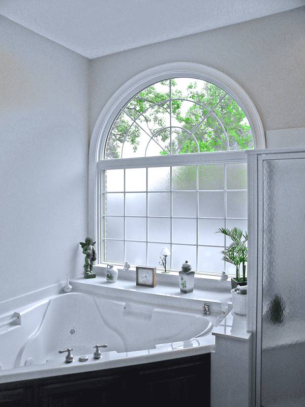 Красивое арочное окно рядом с ванной