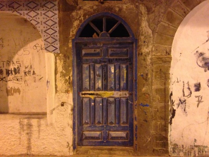 Филёнчатая дверь с арочной фрамугой