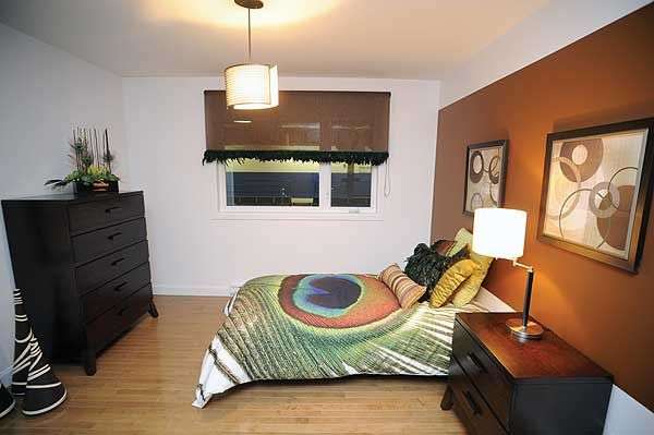 Спальня в современном стиле со стенами двух цветов. Проект DR-22360