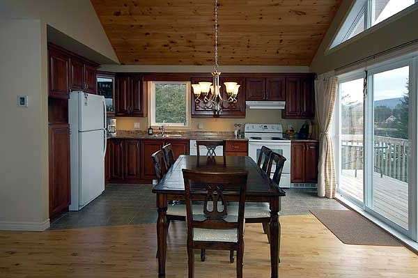Кухня-столовая с панорамным окном и выходом на террасу. Проект DR-2143