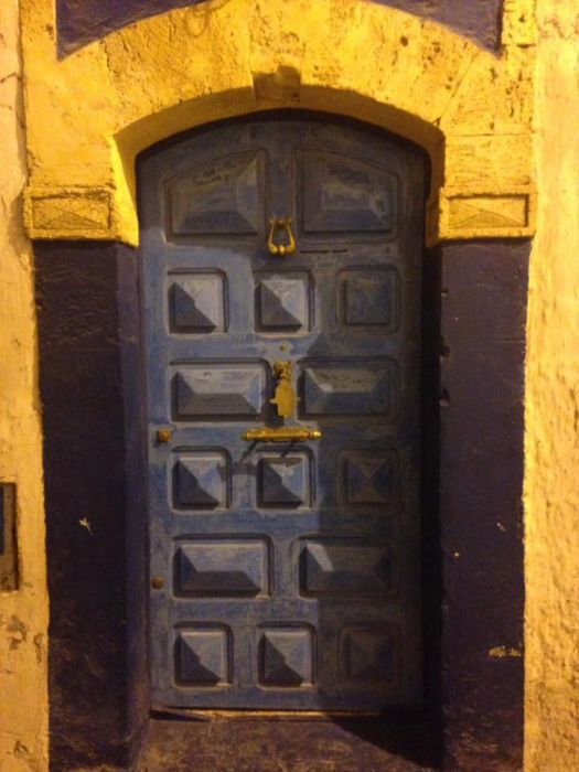 Красивые доветали на арочной двери в Марокко