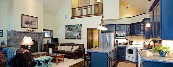 Синяя кухня и гостиная. Проект MX-92370