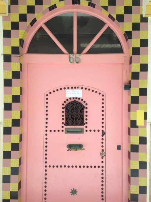 Розовая дверь с арочной фрамугой