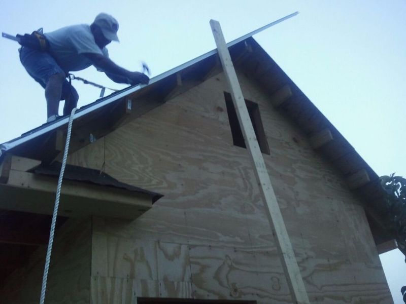 Прибивать капельники на крыше с уклоном 45 градусов в 45 лет очень тяжело.