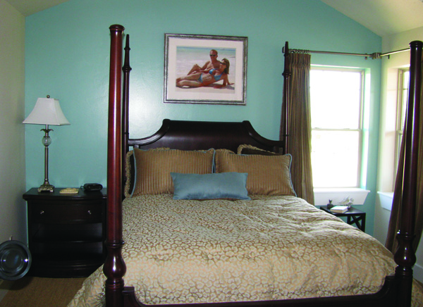 Спальня с голубыми стенами