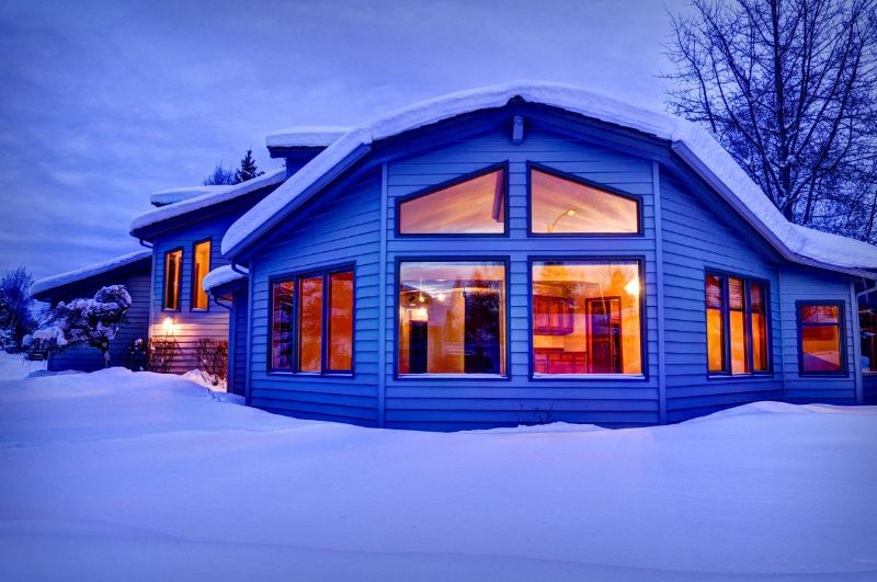 Хозяева каркасного дома на Аляске даже с большими окнами не боятся холодов