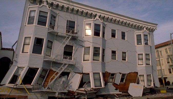 Кирпичные и бетонные дома из блоков тяжелые и инертные во время землетрясения, поэтому они легче разрушаются.