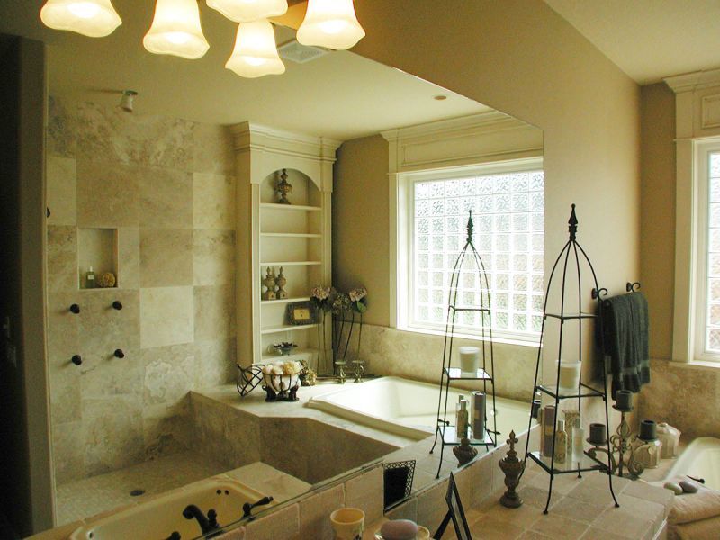 Хозяйская ванная с большим зеркалом. Проект AM-69225