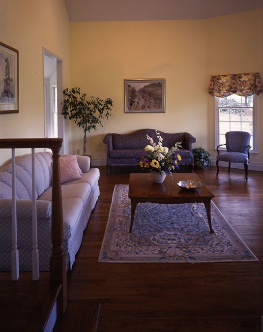 Гостиная с деревянным полом, ковром в классическом стиле