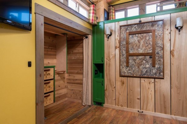 Узкая полоса из окон дает достаточно света и не занимает пространство стен в доме на колесах.