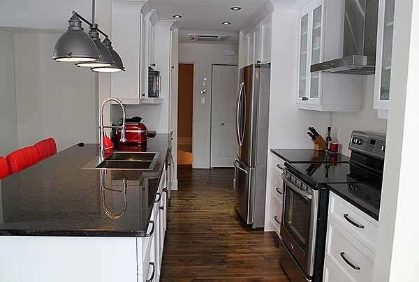 Белая кухня с параллельными столешницами. Проект DR-22381