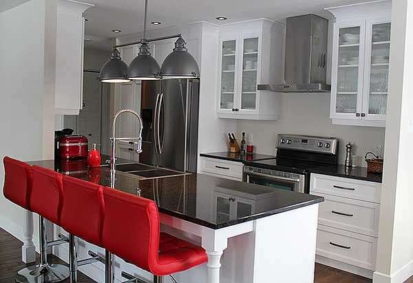 Белая современная кухня с кухонным островом и красными барными стульями. Проект DR-22381