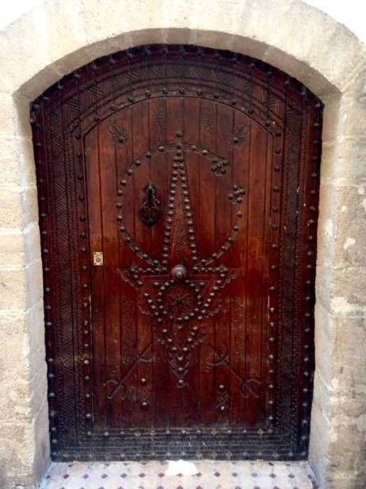 Деревянная дверь из Эс-Сувейры в Марокко.