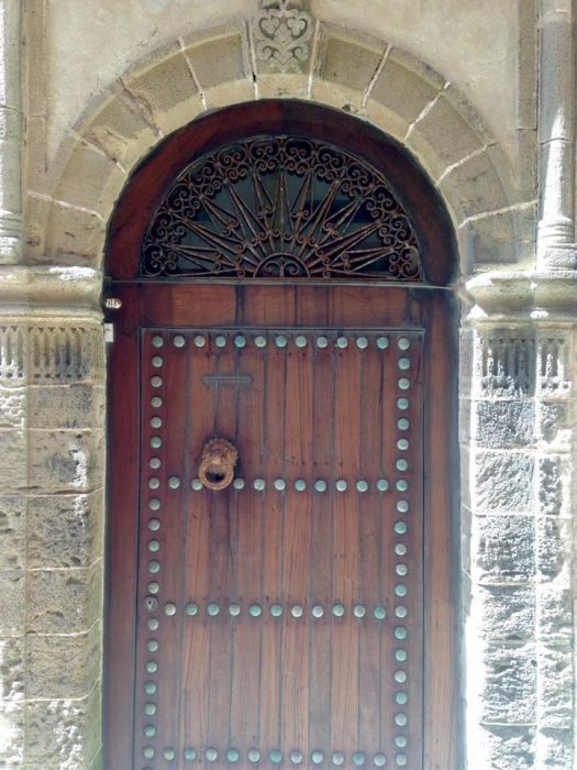 Деревянная дверь с фрамугой, закрытой кованной решеткой