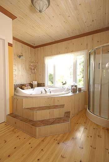 Ванная комната обшитая деревом с угловой ванной в подиуме с лесенкой у окна и душевая кабина. Проект PM-80449