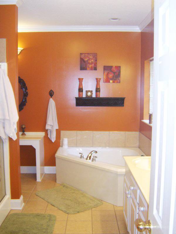 Ванная с оранжевыми стенами