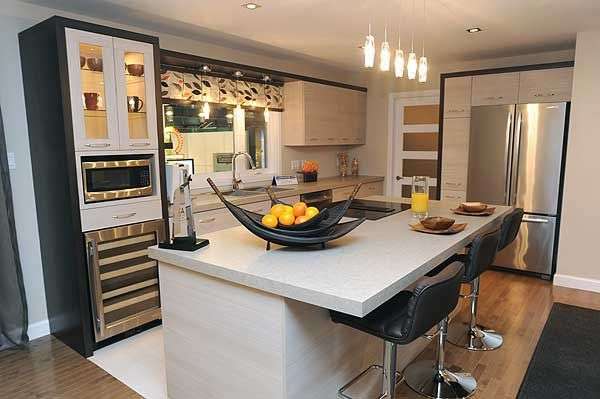 Кухня в современном стиле с кухонным островом с барной стойкой для закусок. Проект DR-22360