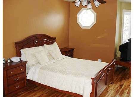 Классическая спальня с восьмиугольным окошком. Проект PM-80509