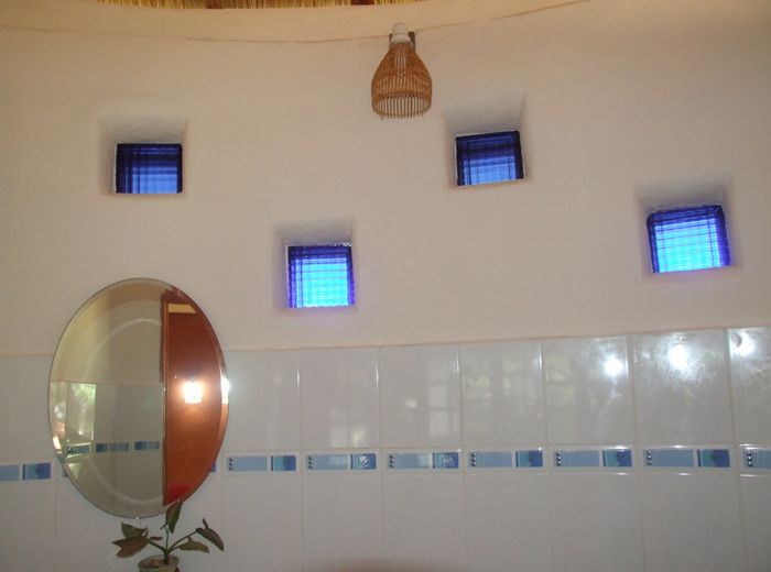 Ванная комната в доме из земли