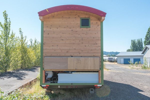 В подвале дома на колесах находится резервуар для воды