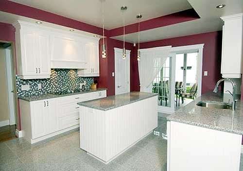 Белая кухня с бордовыми стенами. Проект PM-80121