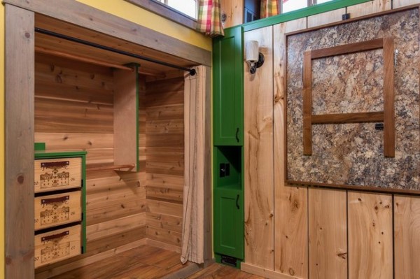 Днем кровать поднята и дом на колесах стал просторнее.