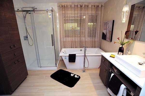Ванная комната с сидячей ванной и душевой кабиной. Проект DR-22360