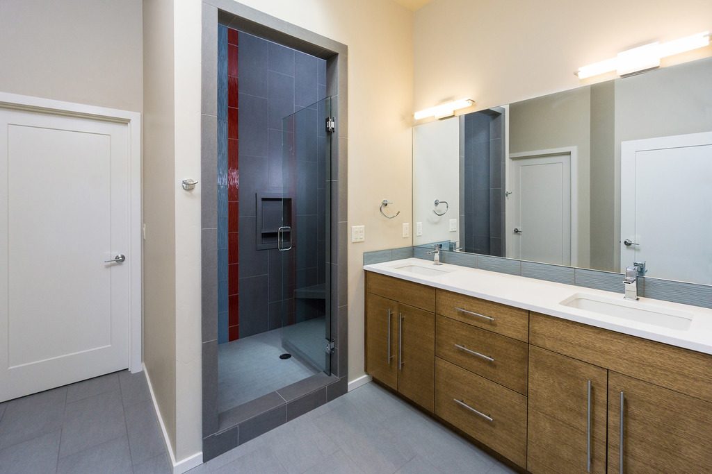 Проект SS-89560: Хозяйская ванная со встроенной душевой со стеклянной дверью.