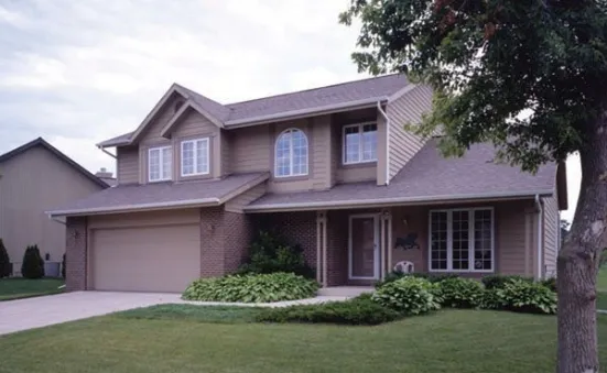 План дома с каминами в гостиной и столовой